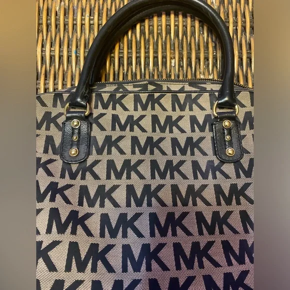 FIRE SALE π₯π₯ Michael Kors MK Satchel Bowling Bag Tote Medium/Large Size - Picture 4 of 15
